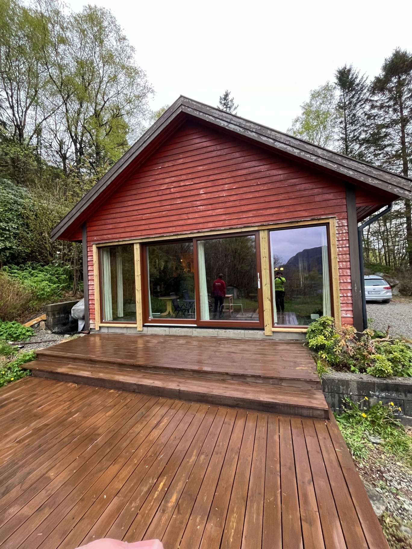 Rødmalt hytte med ny stor terrasse og skyvedører i tre, utført av Danielsen Bygg AS