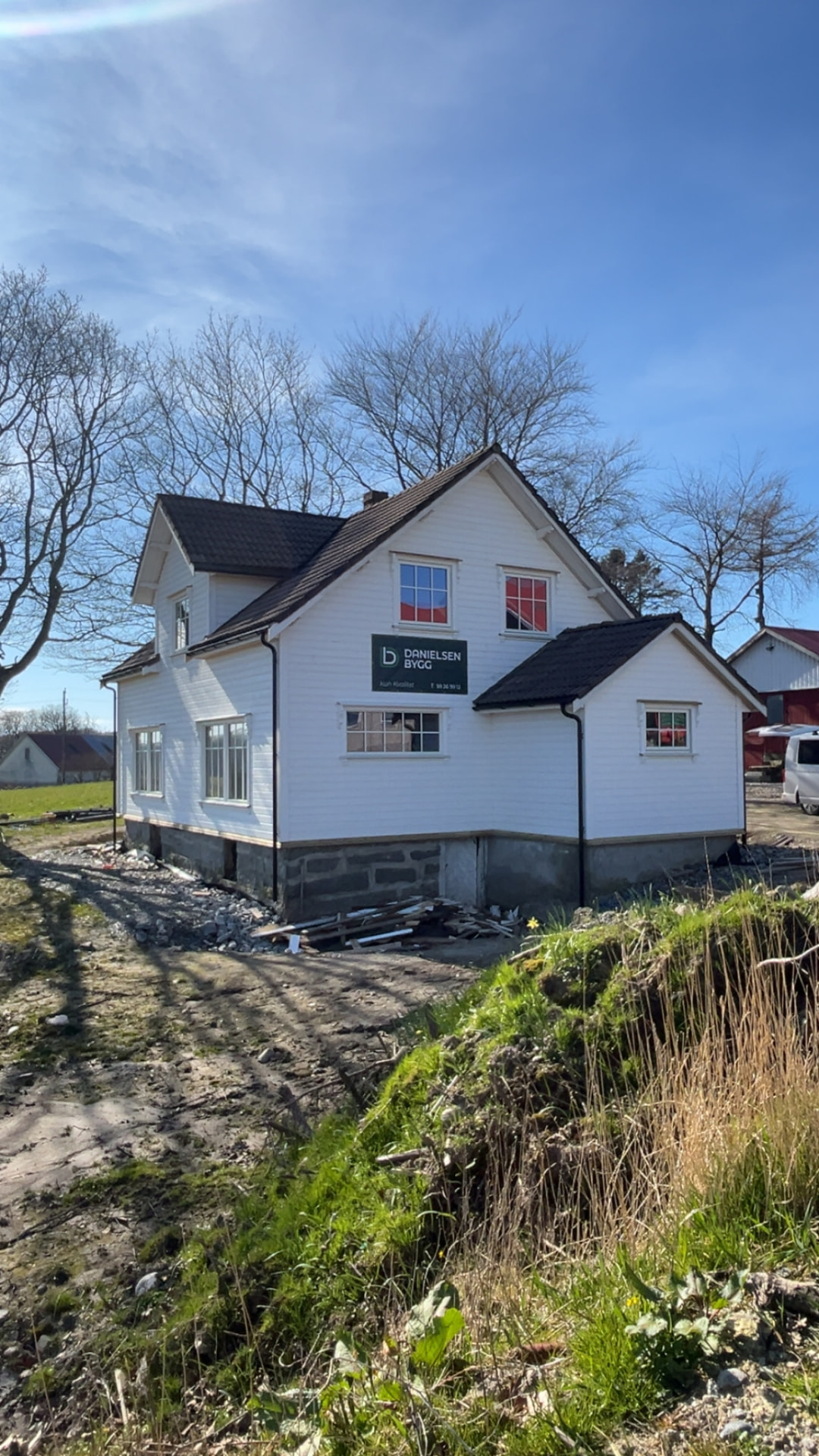 Eldre hvit trehusbolig under rehabilitering av Danielsen Bygg AS