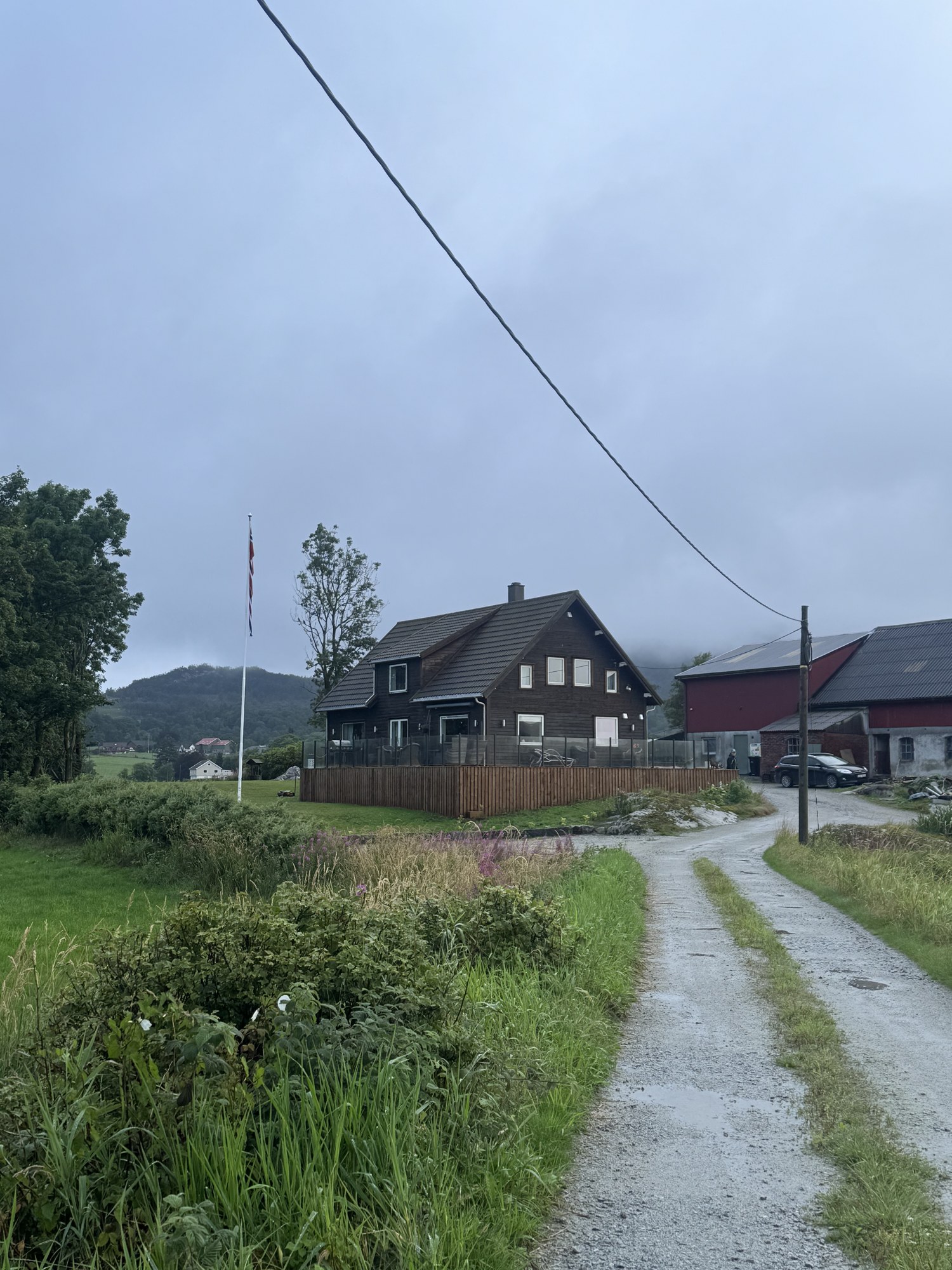 Mørkbeiset bolig med ny terrasse og glassrekkverk